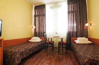 Отель Мини-отель на Электротехнической 18 Киев Стандартный двухместный номер с 2 отдельными кроватями-1